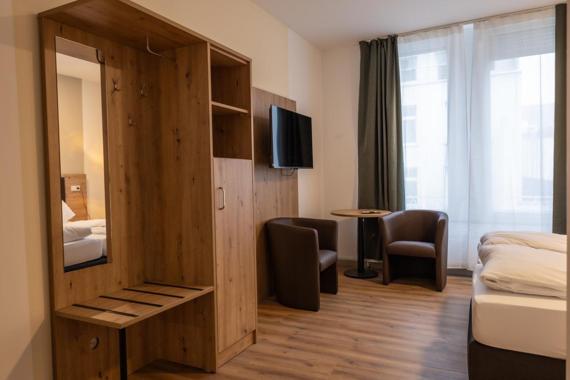 Hln Apartments Am Bahnhof Саарбрюкен Екстериор снимка