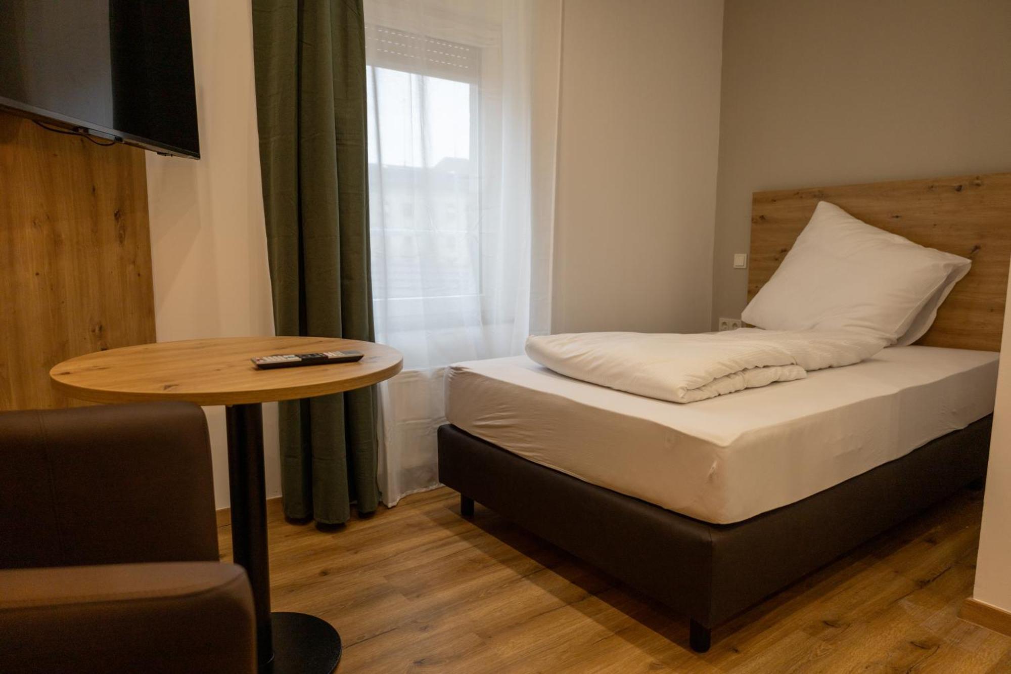 Hln Apartments Am Bahnhof Саарбрюкен Екстериор снимка